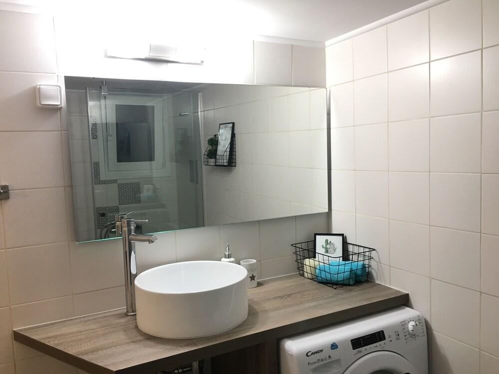 Athina Apartments Atene Esterno foto