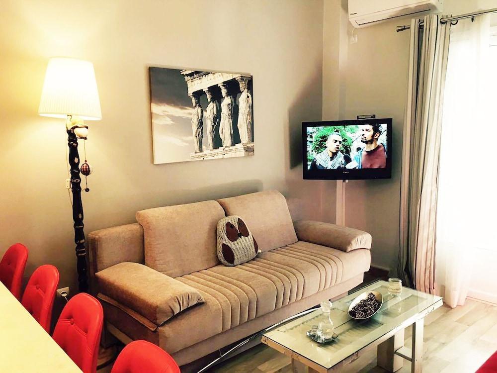 Athina Apartments Atene Esterno foto