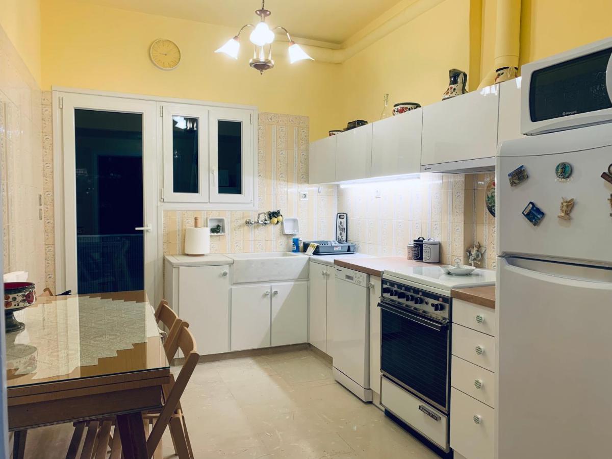 Athina Apartments Atene Esterno foto