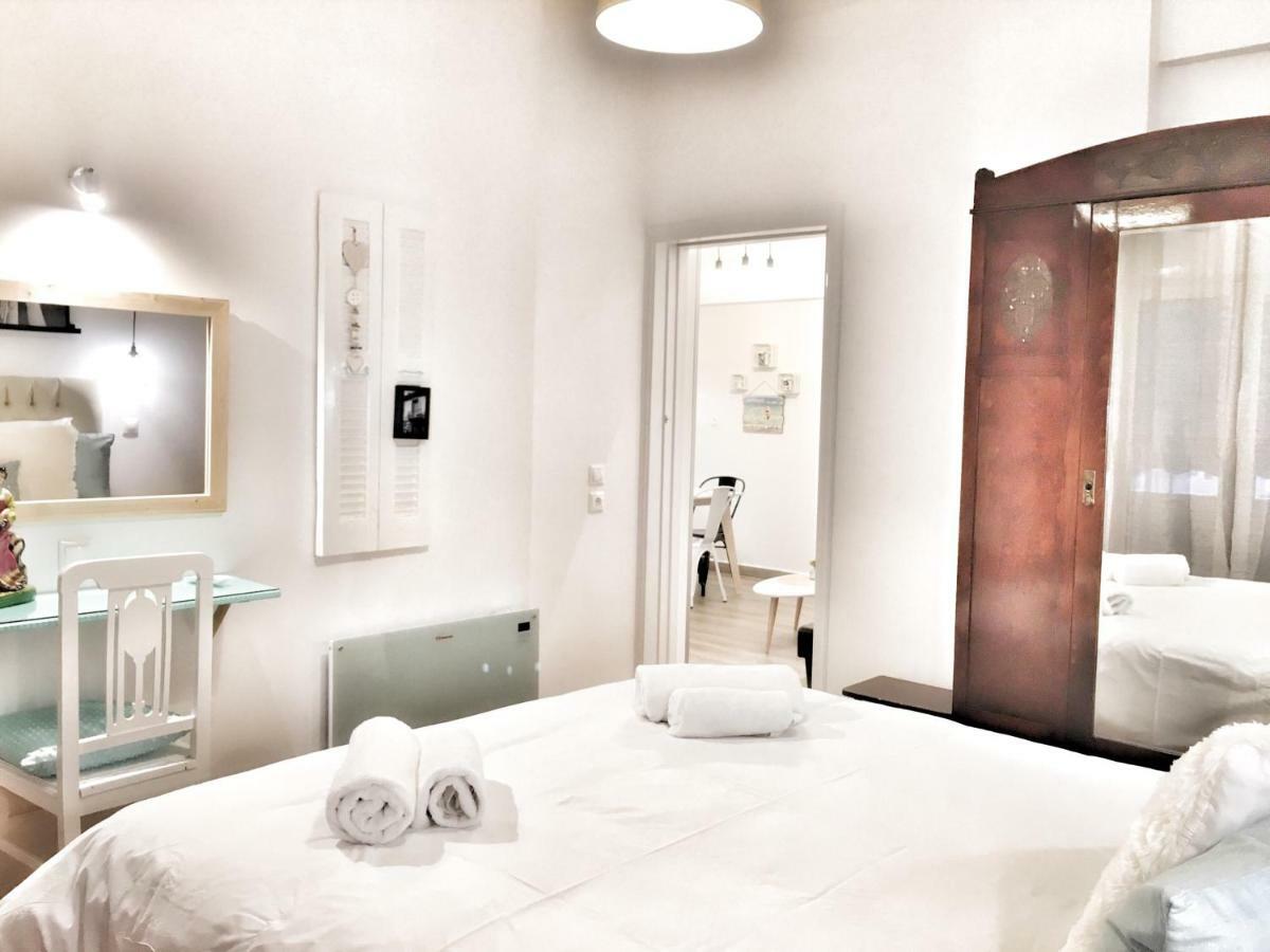 Athina Apartments Atene Esterno foto